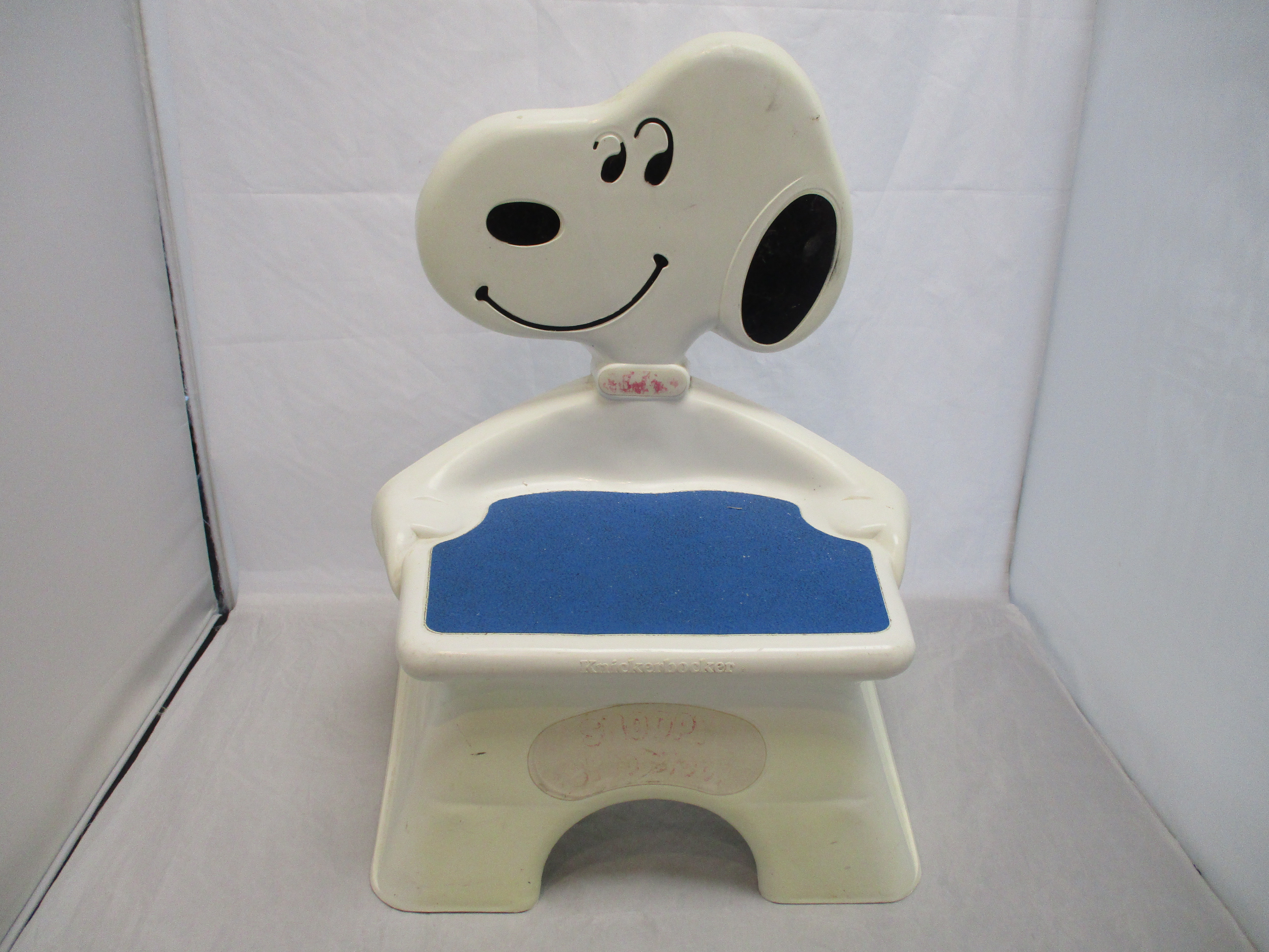 Snoopy Step Stool Chair Knickerbocker Peanuts Kids Child Seat 1966Snoopy Step Stool Chair Knickerbocker Peanuts Kids Child Seat 1966