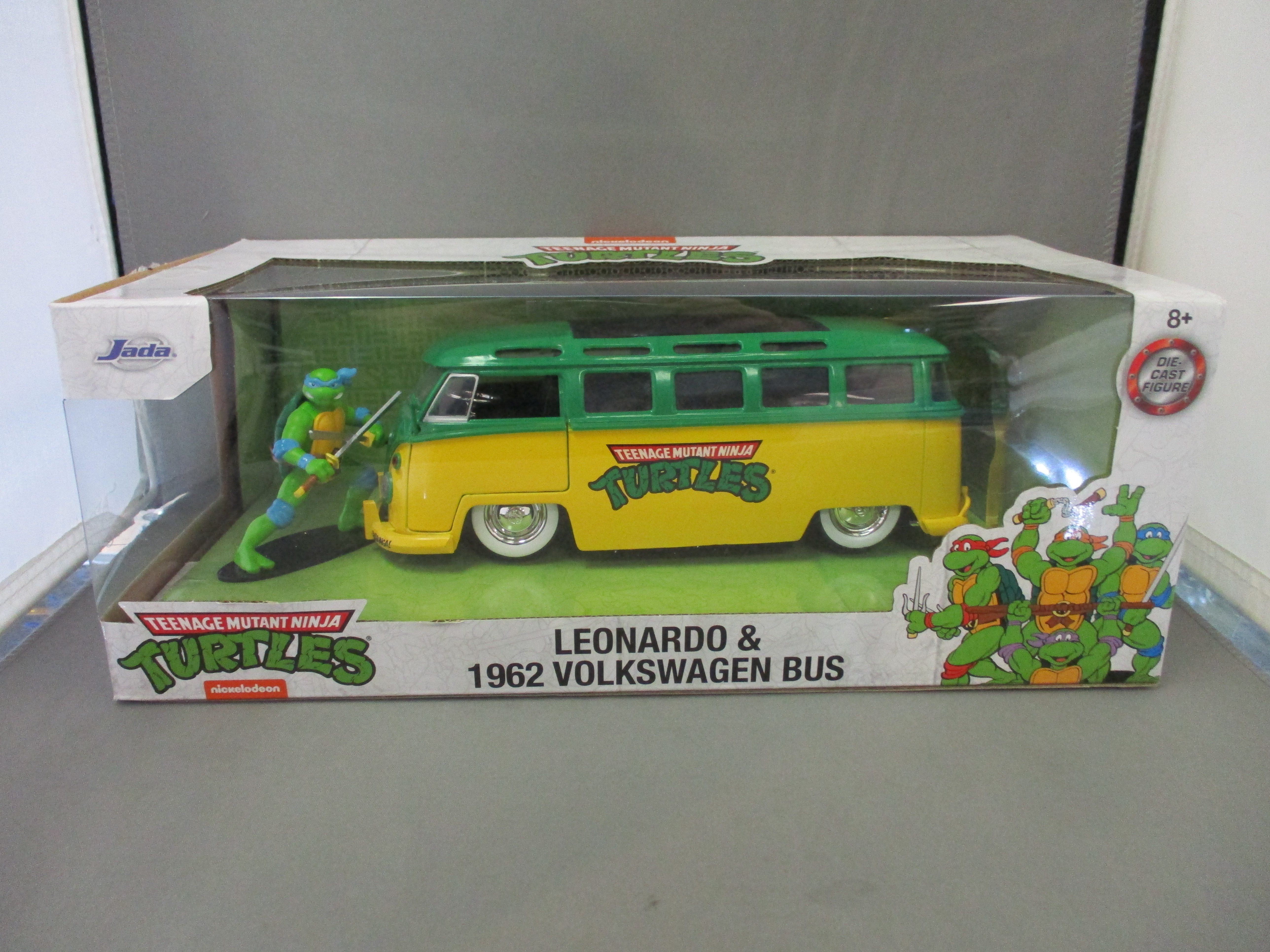 Jada Toys TMNT Leonardo &1962 Volkswagen Bus