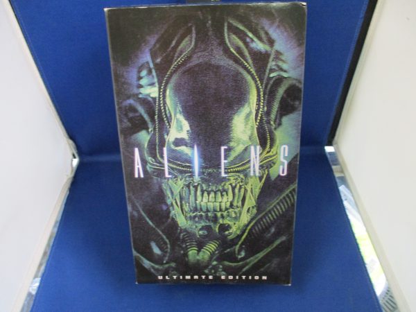 NECA Aliens Ultimate Edition Alien Warrior Blue Version