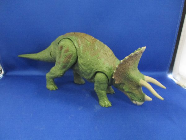 Jurassic World Dino Rivals Dual Attack Triceratops