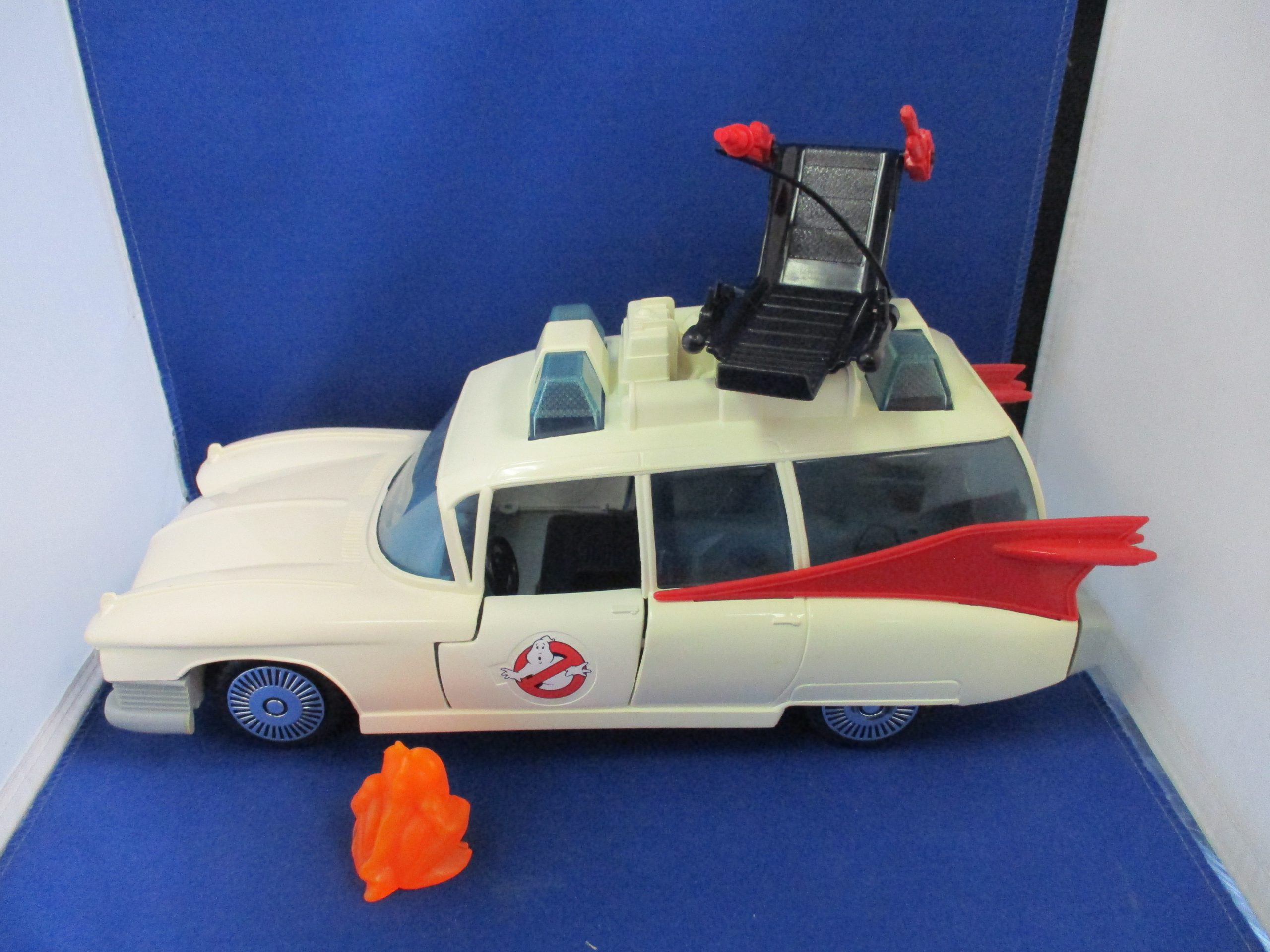 Ghostbusters Kenner Classics The Real Ghostbusters Ecto-1 Retro Vehicle In-Hand Look