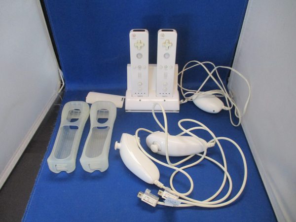 Nintendo Wii Remotes & Nunchucks & Charging Station