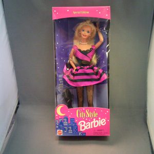 1996 Barbie #17237 City Style Barbie